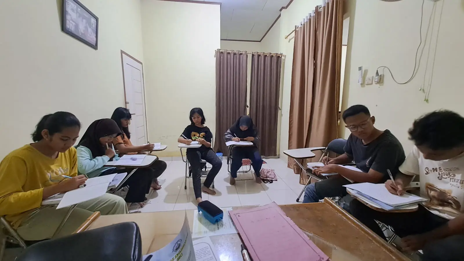 Suasana kelas dengan siswa sedang membaca dan menulis